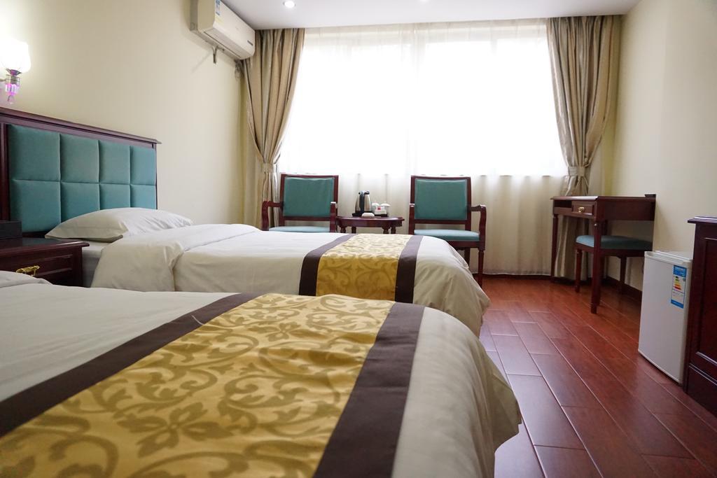 Guangdong Oversea Chinese Hotel Cantão Quarto foto