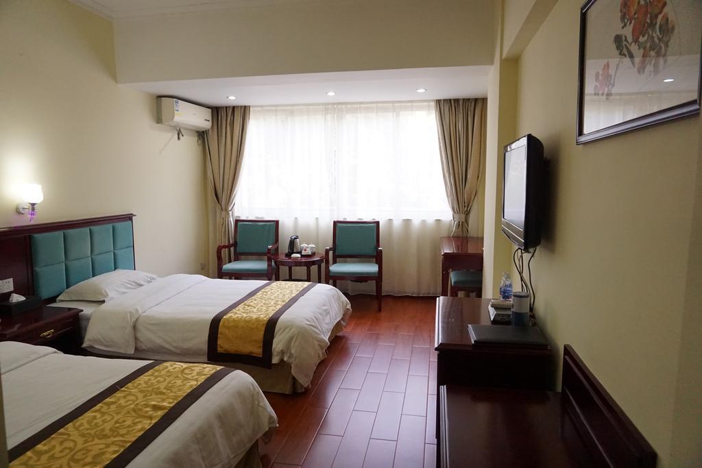 Guangdong Oversea Chinese Hotel Cantão Quarto foto