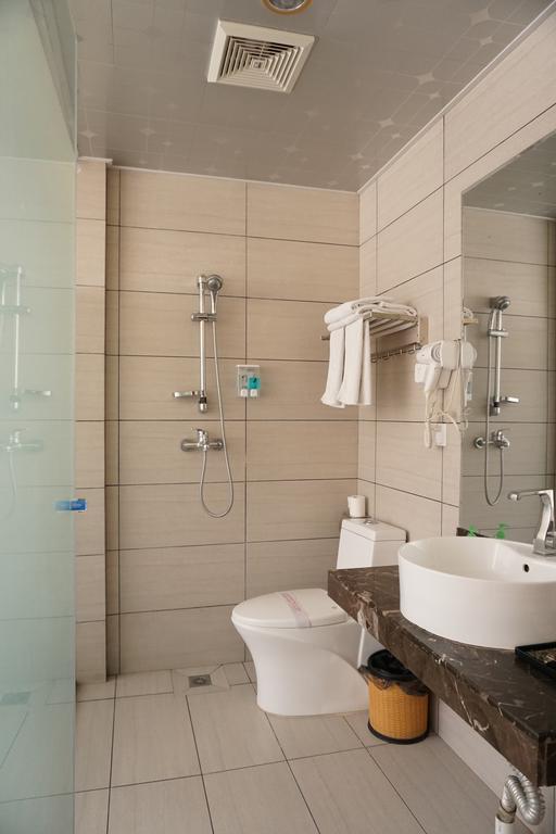 Guangdong Oversea Chinese Hotel Cantão Quarto foto